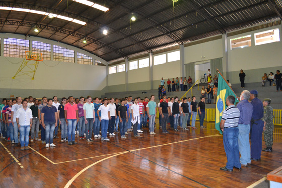 Mais de 200 jovens, nascidos em 1996, receberam o CDI, na manhã da quarta-feira, 20, em solenidade no ginásio de esportes do Monte Azul Tênis Clube